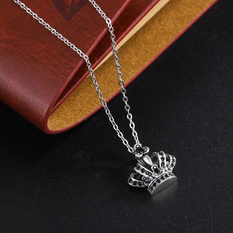 S925 Sterling Zilveren Zwarte Zirkoon Kleine Thaise Zilveren Kroonhanger Retro Versleten Ketting, een stijlvolle en unieke accessoire.