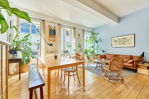 Bright dining and living room with plants in this luxury property for sale in Paris 2ème ($1,039,725 - 70 m²)