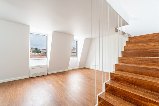 Prestige house for sale in Lisbon (Portugal) - Bright apartment with wooden staircase