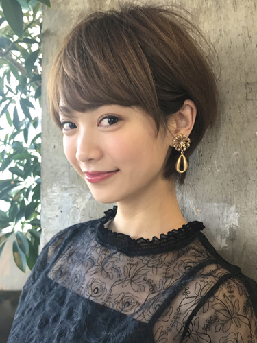 ショートの結婚式ヘアアレンジ15選 短くても華やかになるお呼ばれ簡単アレンジ集 Trill トリル