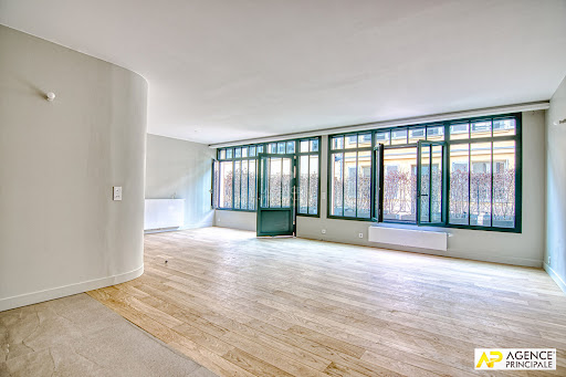 House purchase in Versailles (78000) - Neighborhood Notre Dame - Large living room with parquet floor and large windows