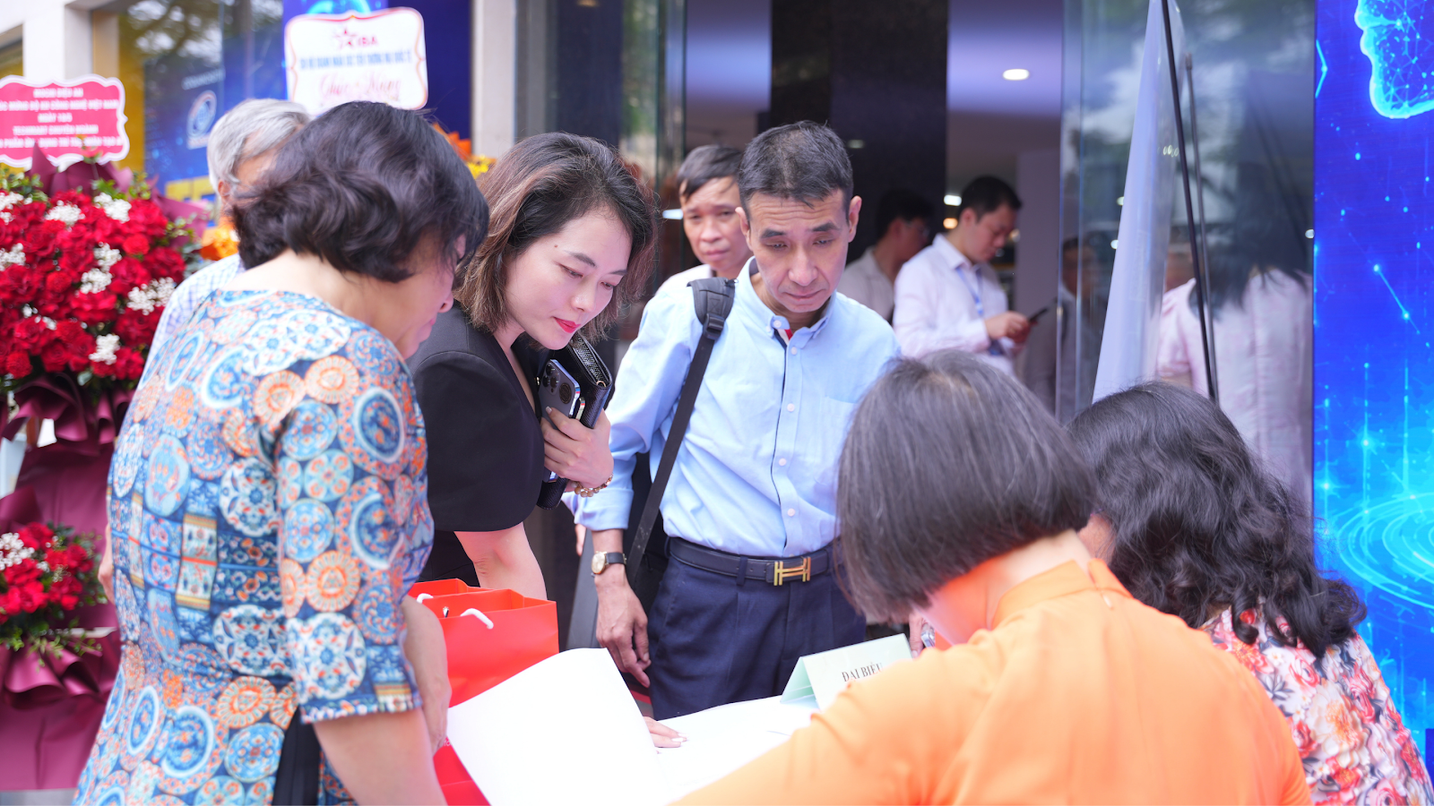 Có thể là hình ảnh về một hoặc nhiều người và văn bản