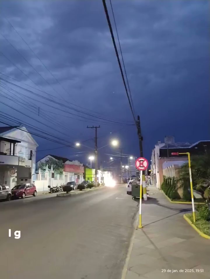 Vídeo: Tempo fechado no centro de Cruz Alta 😱😱 Será que vem chuva? 👀