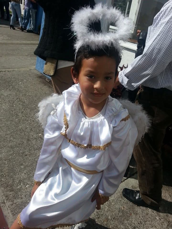 Foto de referencia junto a toga de graduaci?n