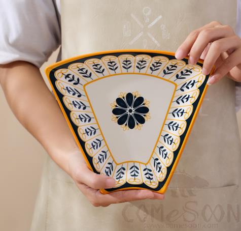 Scalloped Dish / Plate, 9"