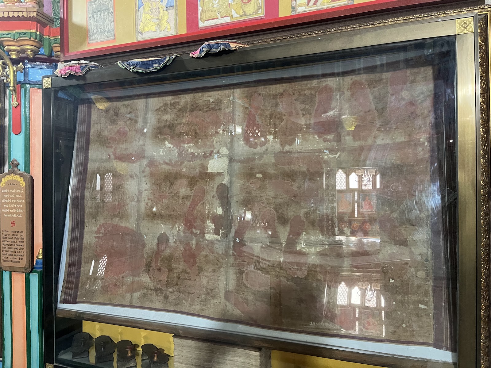 18 pairs of Charnarvind gifted by Shree Hari to Nishkulanand Swami