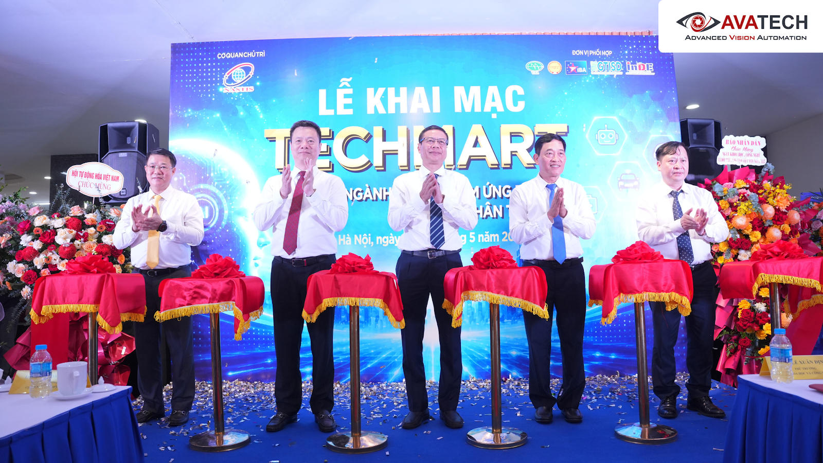 Có thể là hình ảnh về cái bục và văn bản