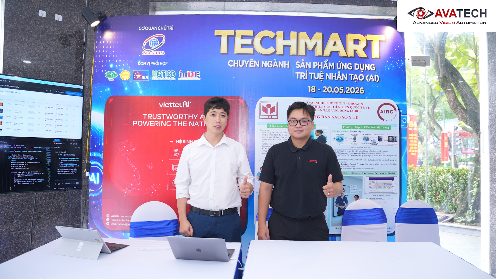 Có thể là hình ảnh về một hoặc nhiều người và văn bản
