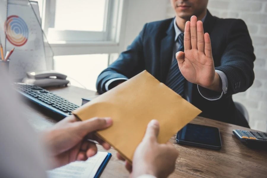 Le Maroc gagne huit places dans le classement de la corruption, mais ces progrès modestes masquent des défaillances plus profondes.