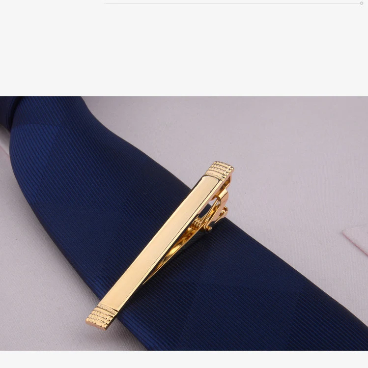 Pince à cravate en métal doré pour costume d'affaires mariage marié. Accessoire de col élégant. Design intemporel et raffiné pour homme.