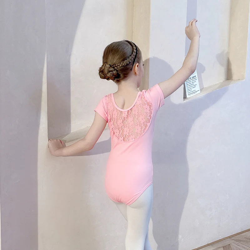 Kinderballetjurk met korte mouwen en kant, perfect voor dans, comfortabel en elegant, ideaal voor lessen en voorstellingen.