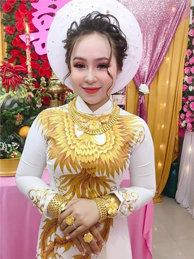 Chân dung cô dâu được “dát vàng” trong lễ đám hỏi