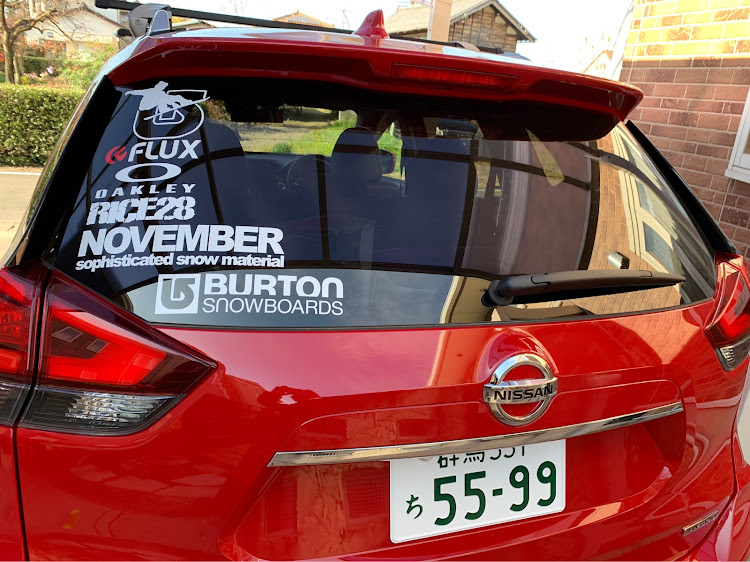 エクストレイルのステッカー・シール剥がし・スノーボード・ダイソー・ツールボックスに関するカスタム事例の投稿画像1枚目