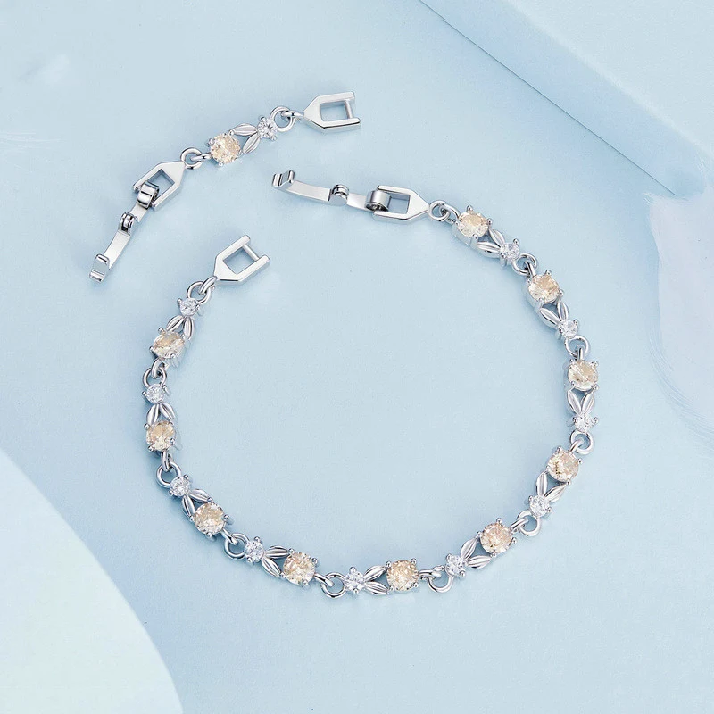 Nieuwe populaire verstelbare koperkleurige platina zirkonia armband. Stijlvol en perfect passend.