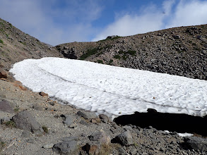 池はまだ雪に埋もれ