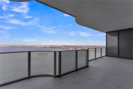 Appartement avec terrasse et piscine 4