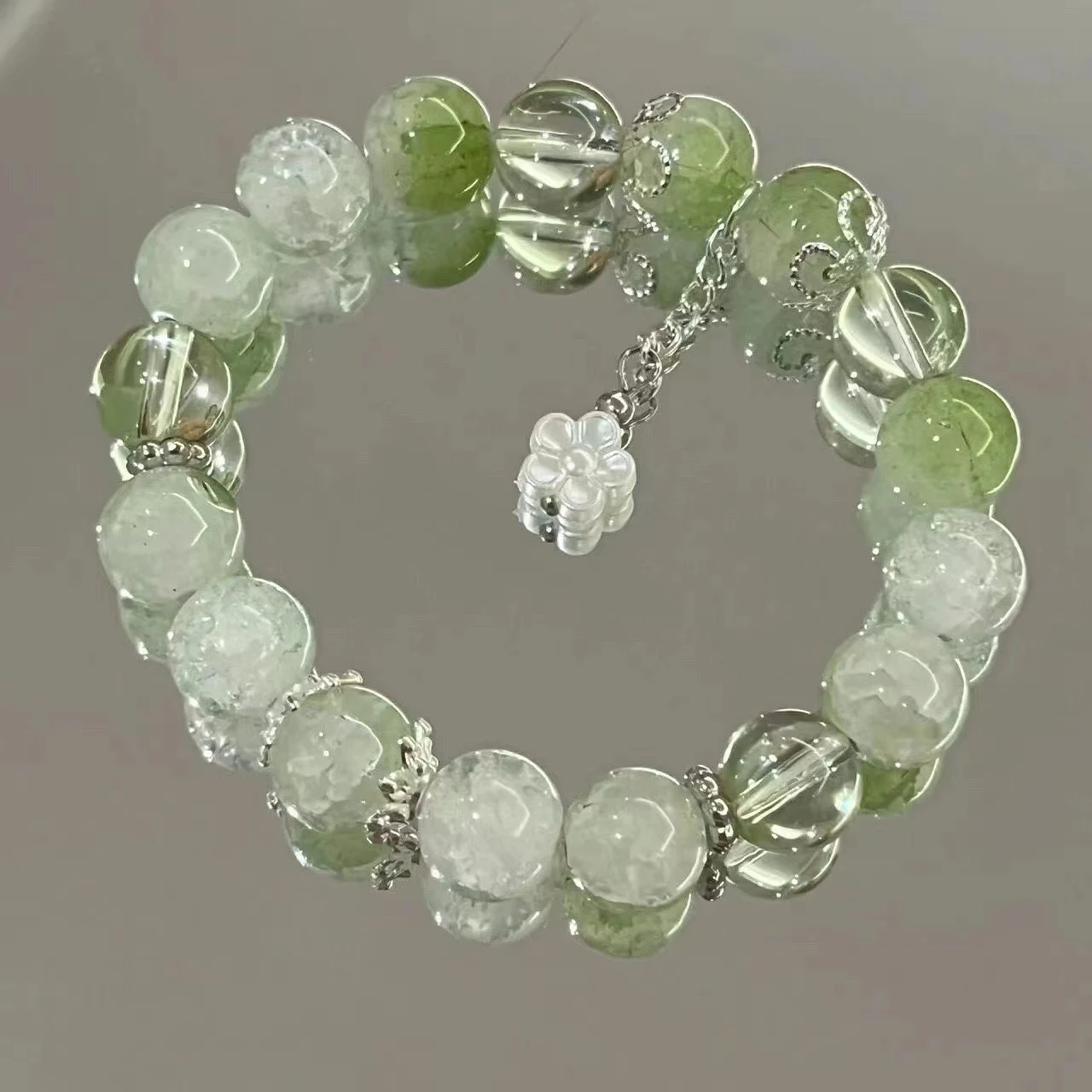 Title 4, Bracelet femme en verre vert avec fleurs, un ac...