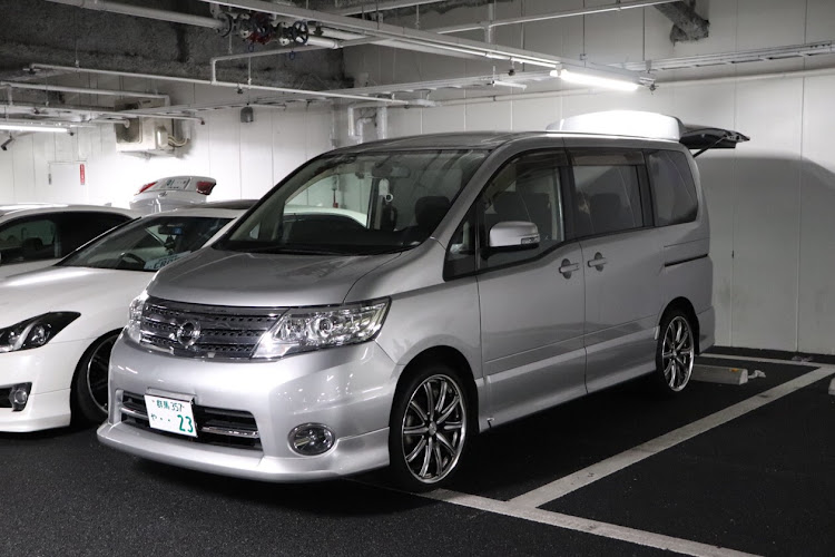 セレナのホイール交換・ヴァレンティジュエルLEDテール・2018ベストショット・エムズガレージに関するカスタム事例の投稿画像1枚目