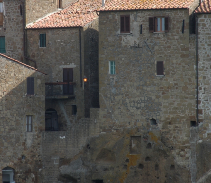 Lampione acceso a pitigliano di ottone74