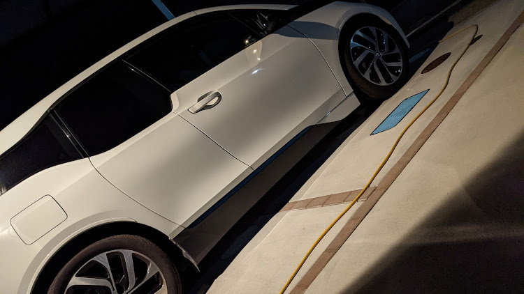 i3の電気自動車・BMW i3・充電中・9月もよろしくお願いします。に関するカスタム事例の投稿画像1枚目