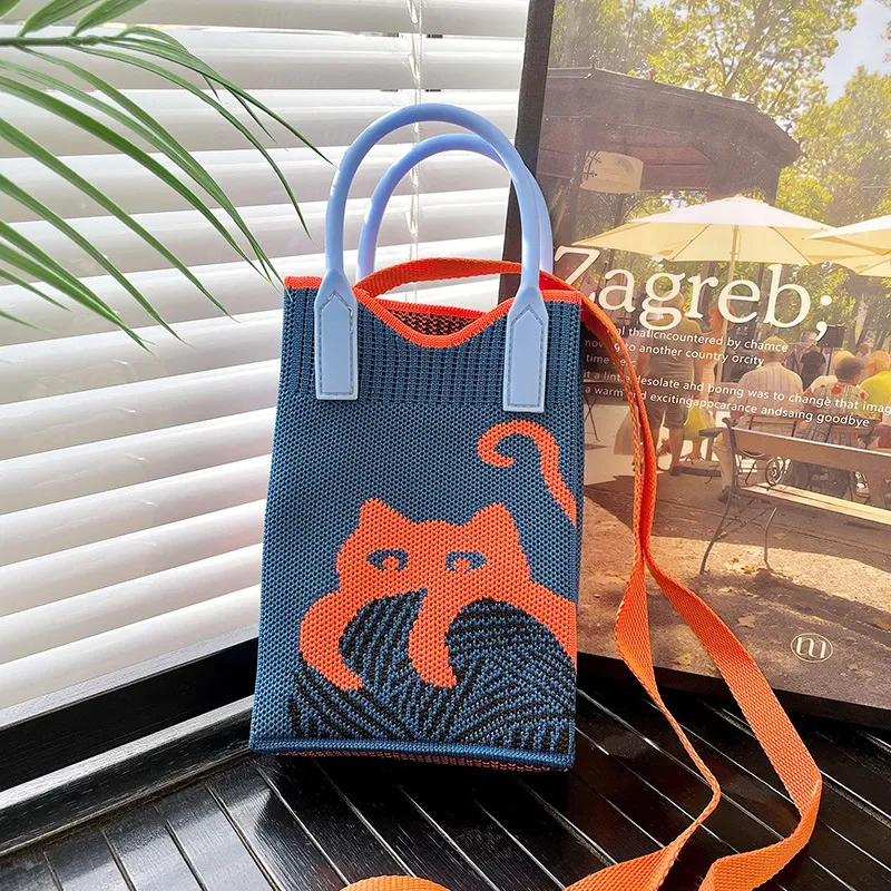Silikonska mini torba za telefon preko ramena, sa jednim ramenom, kompaktna i elegantna za sigurno nošenje telefona.