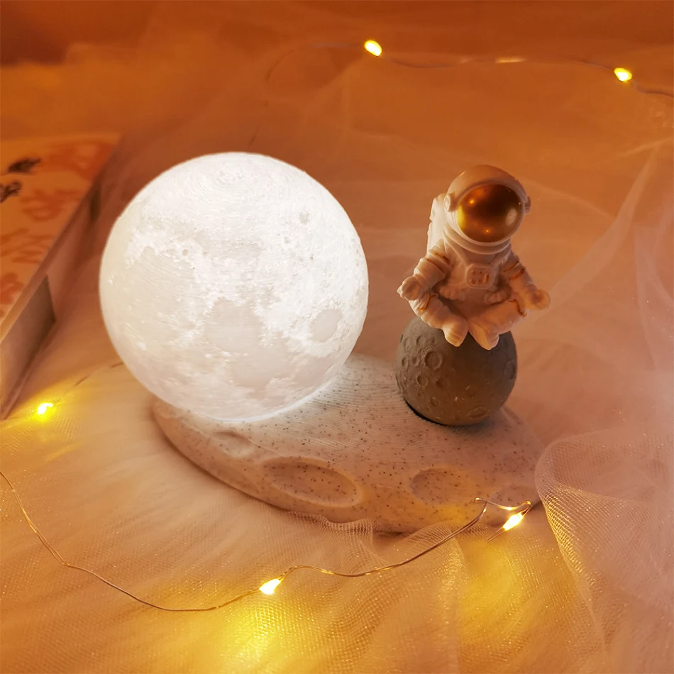 Astronauts Nordic Creativity Of Lunar Nightlight Nachtlampje met astronauten. Noordse creativiteit, ideaal voor kinderen en volwassenen. Zacht licht voor ontspanning en decoratie.