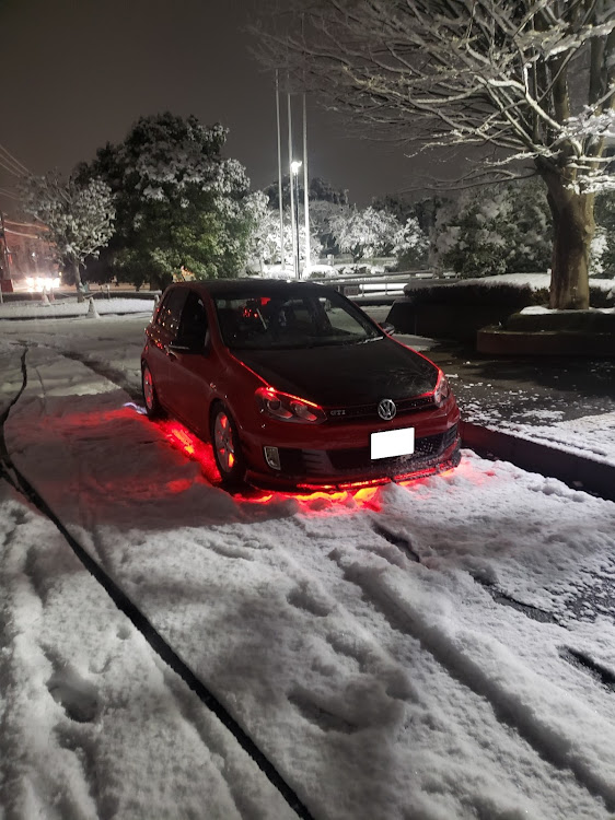ゴルフ6 GTIのアンダーネオン・アンダーLED・ホイールインナーLED・雪道・ストロボに関するカスタム事例の投稿画像1枚目