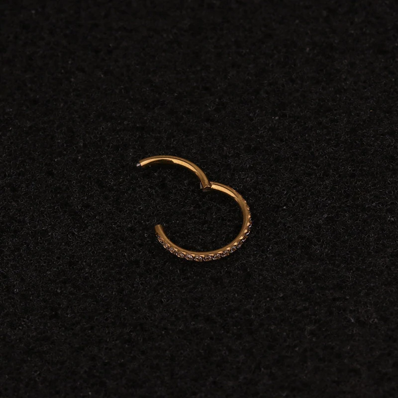 Anillo sin costuras de acero inoxidable puro de cierre hermético. Duradero, hipoalergénico y resistente a la corrosión. Perfecto para joyería.