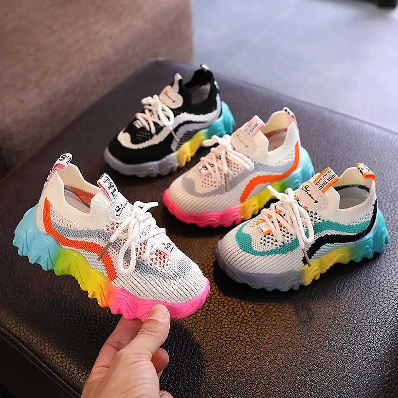 Sneakers tissés volants à rayures pour enfants petits et moyens Chaussures respirantes et légères offrant confort et liberté de mouvement pour les enfants