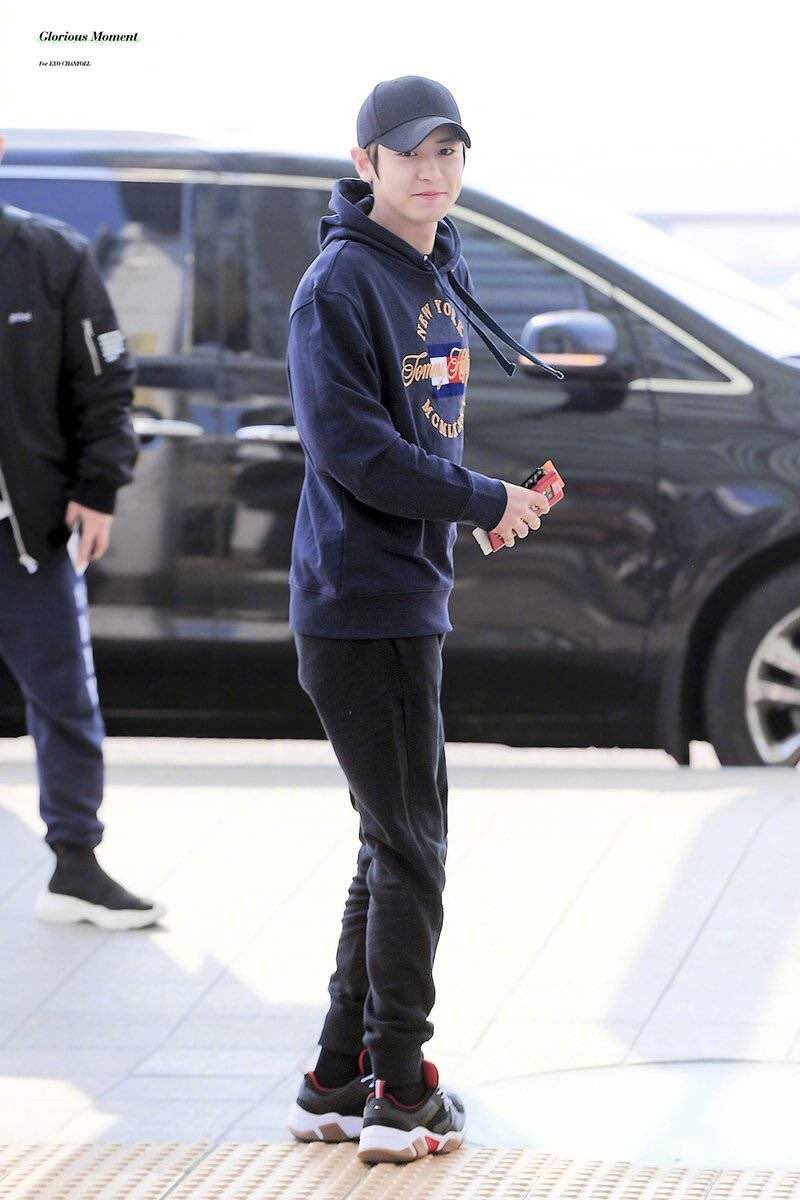 Chanyeol's Recent Airport Pictures Will Make You Believe In Magic - Koreaboo