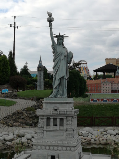 Statue of Liberty in Park Mini