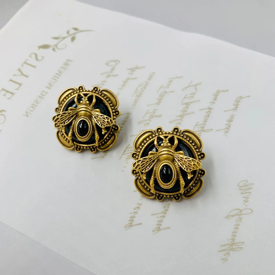 Brincos de pino vintage banhados a ouro preto e prata 925, perfeitos para um toque elegante e sofisticado em seu visual.