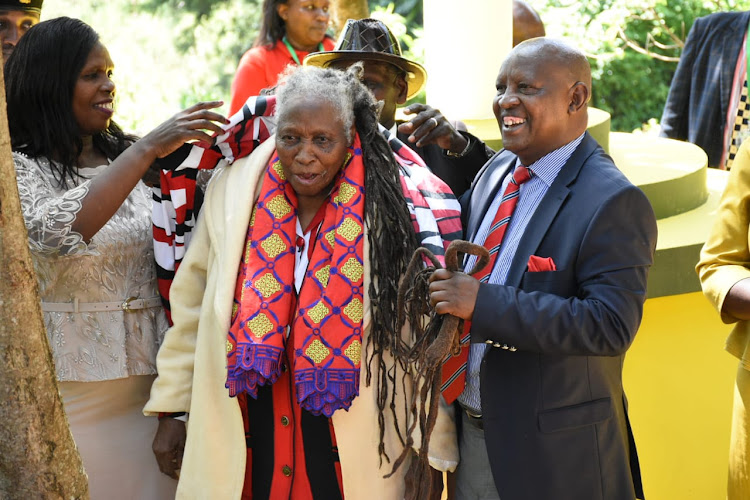 Dedank Kimathi’s daughter Evelyn Wanjugu, freedom fighter Muthoni Kirima and Nyeri Governor Mutahi Kahiga at the monument erected in the freedom fighter's honour.