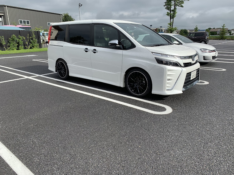 ヴォクシーのKUHL・LEDリフレクター・雨上がり・スパシャンに関するカスタム事例の投稿画像2枚目