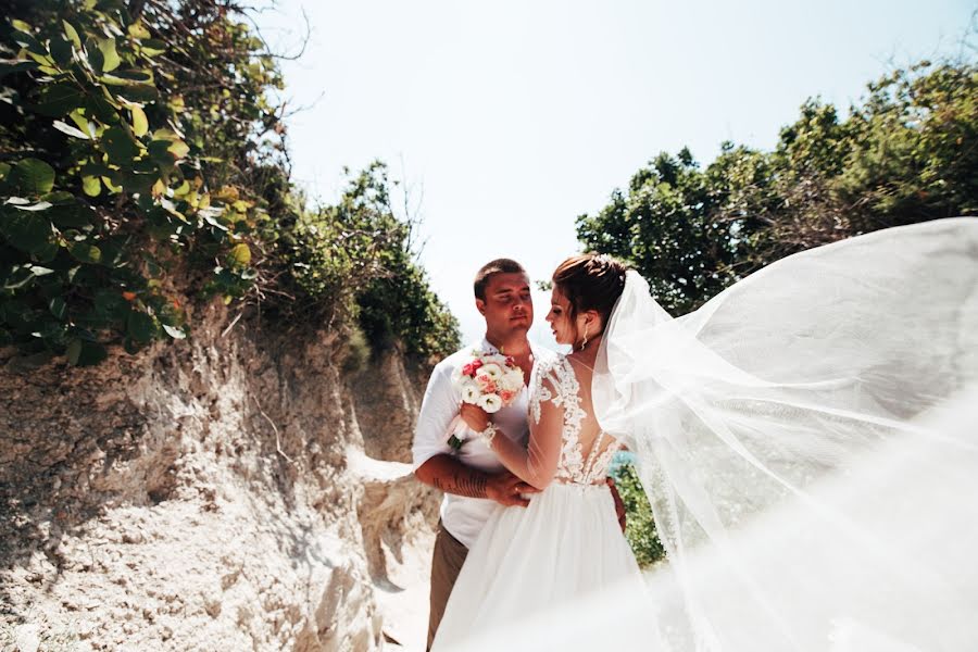 Fotógrafo de casamento Evgeniya Sharmanova (zhenyasharm). Foto de 19 de março 2020