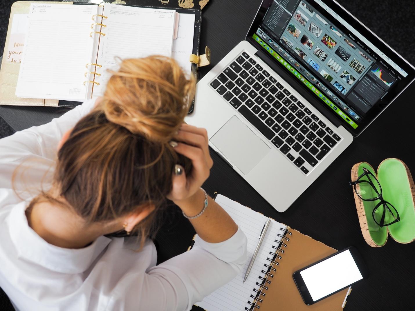 Women looking at a computer  Description automatically generated with low confidence