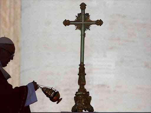 Pope Francis enchants the altar before the Pallium Mass for the Feast of Saints Peter and Paul in Saint Peter’s Square at the Vatican June 29, 2018. /REUTERS