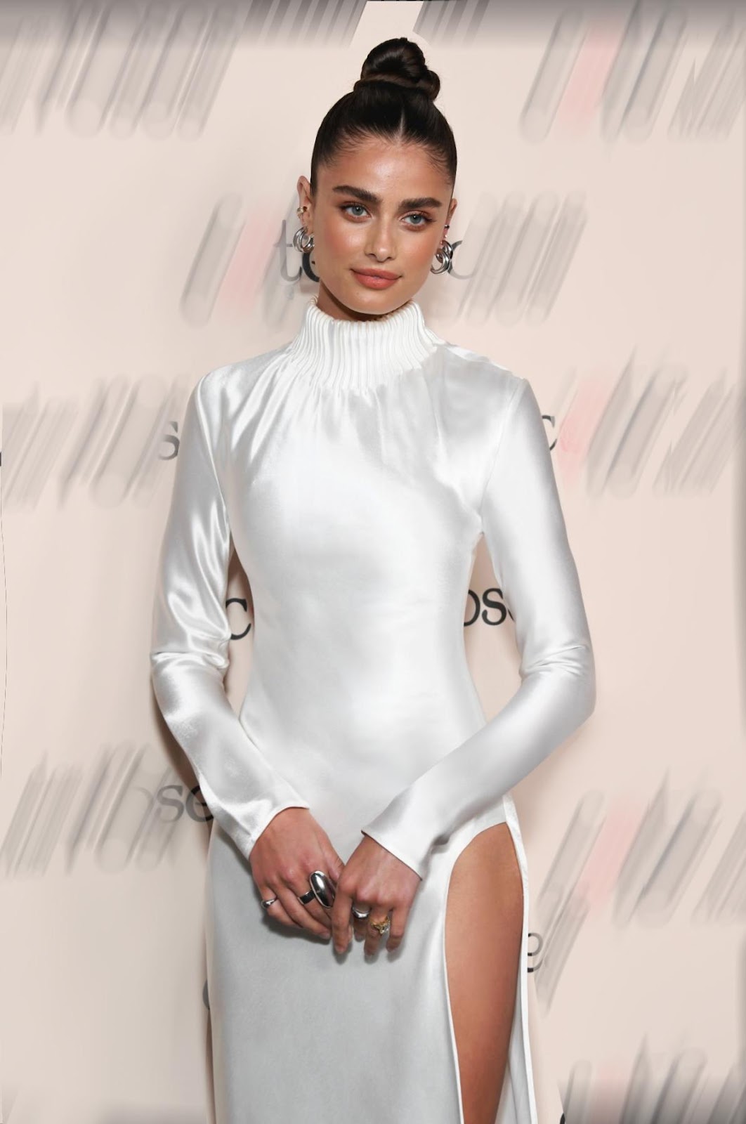 /Users/nguyencongtri/Desktop/Taylor Hill/5.jpg