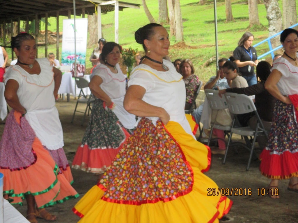 VECINOS Y LÍDERES COMUNALES DE SAN RAMÓN CONOCIERON CÓMO FUNCIONA LA FINCA LA PAZ