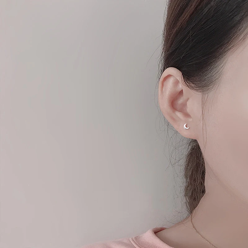 Brincos femininos de lua ornamentados, simples e compactos. Acessório perfeito para um visual elegante e discreto, ideal para uso diário.