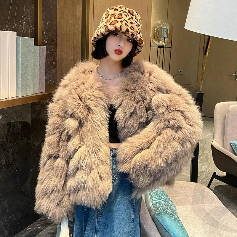 Manteau en fausse fourrure de renard d'hiver pour femme. Élégance et chaleur garanties. Restez au chaud avec ce manteau luxueux et profitez de l'hiver.