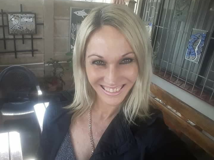 Sandy-Lee Ward pursued a robber who stole her handbag and hit him with her Toyota Tazz.