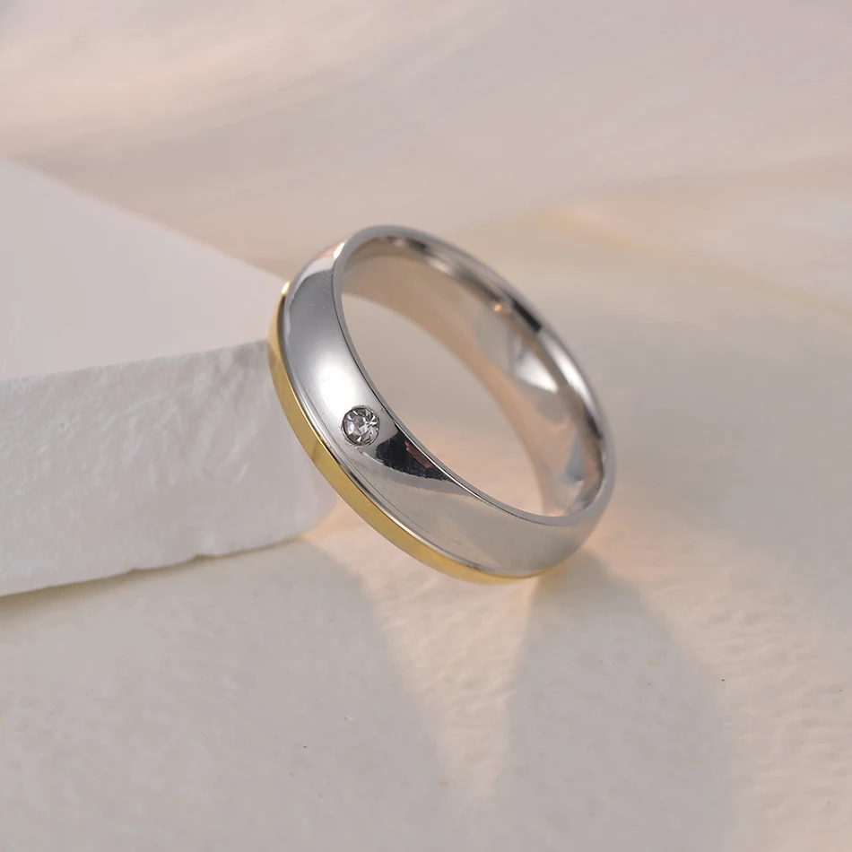 Bague homme en acier titane, or deux tons et diamants incrustés, design élégant et durable, parfaite pour un usage quotidien et stylé.