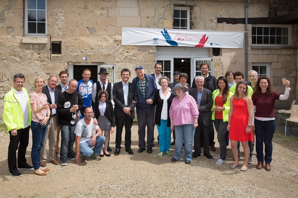 henri de castries avec jean vanier parmi des personnes de l'arche à trosly et de l'arche en france