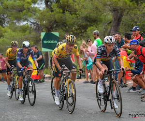 Evenepoel deelt klein steekje uit aan Roglic na chaotische etappe in de Vuelta