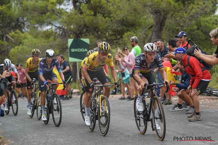 Evenepoel deelt klein steekje uit aan Roglic na chaotische etappe in de Vuelta