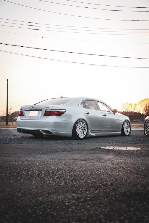 LSのLS460・IS350・フーガy51・930works・シャコタンに関するカスタム事例の投稿画像2枚目