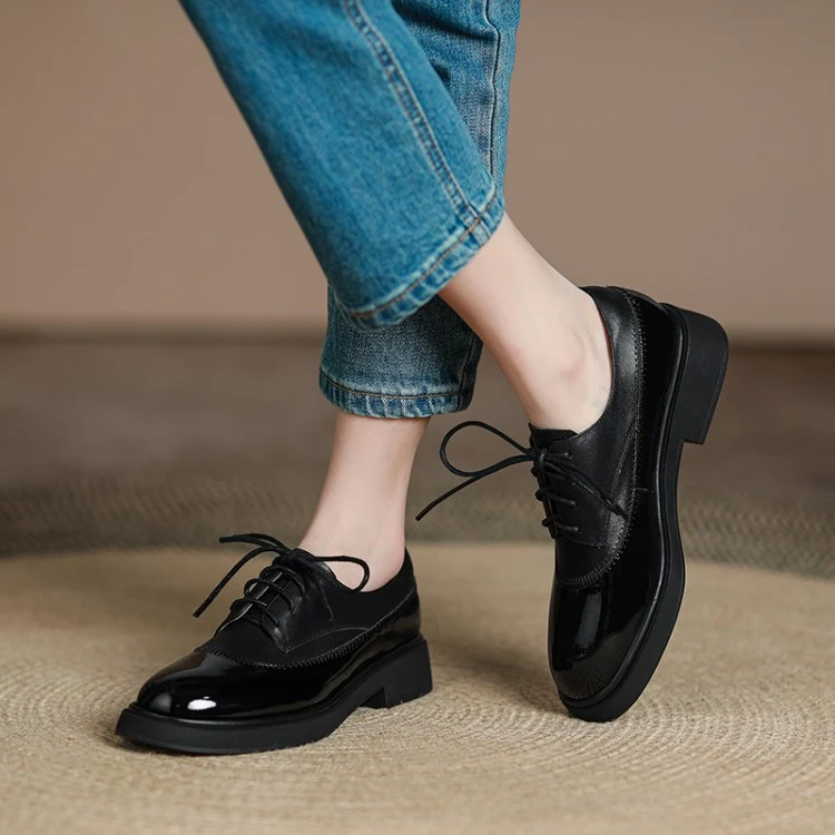 Scarpe con tacco spesso e suola spessa a contrasto di colore. Comfort e stile senza compromessi per un look audace. Perfette per ogni occasione.