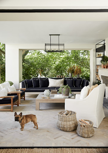 Muted colours and natural textures create an elegant and comfortable outdoor space to entertain in.