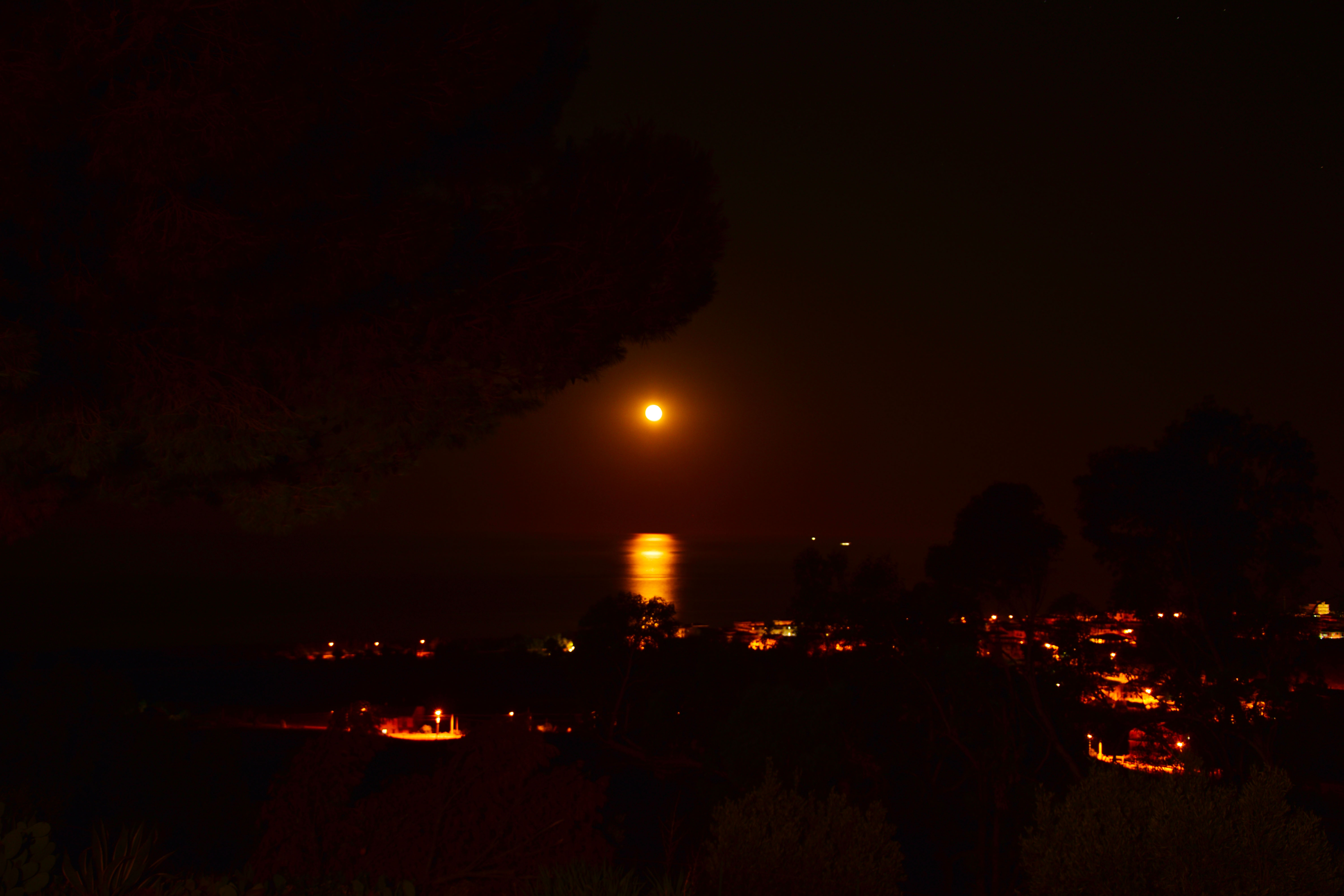 Luna rossa sulla città di Ciappo